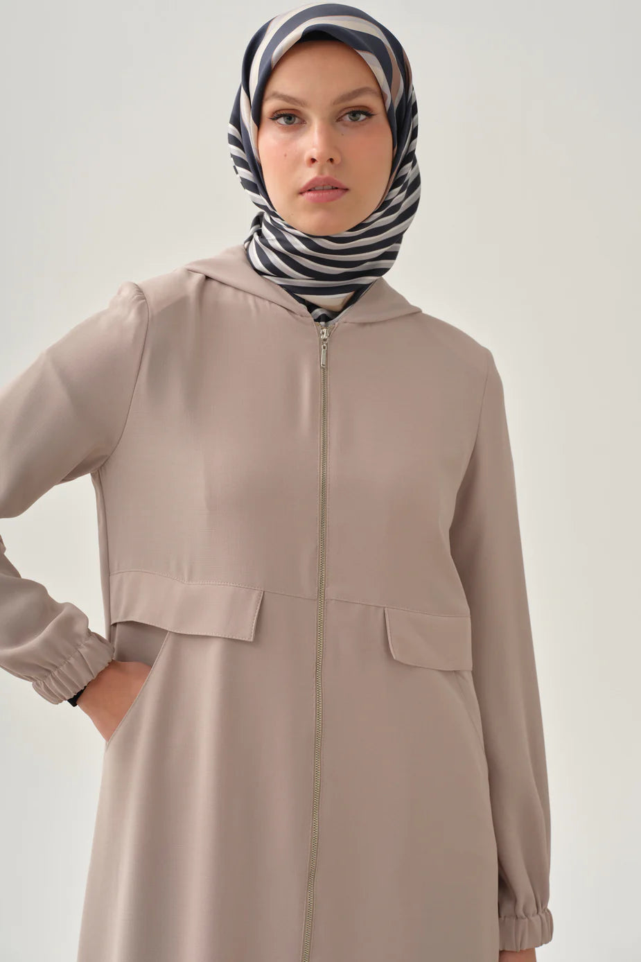 Abaya à capuche avec fermeture