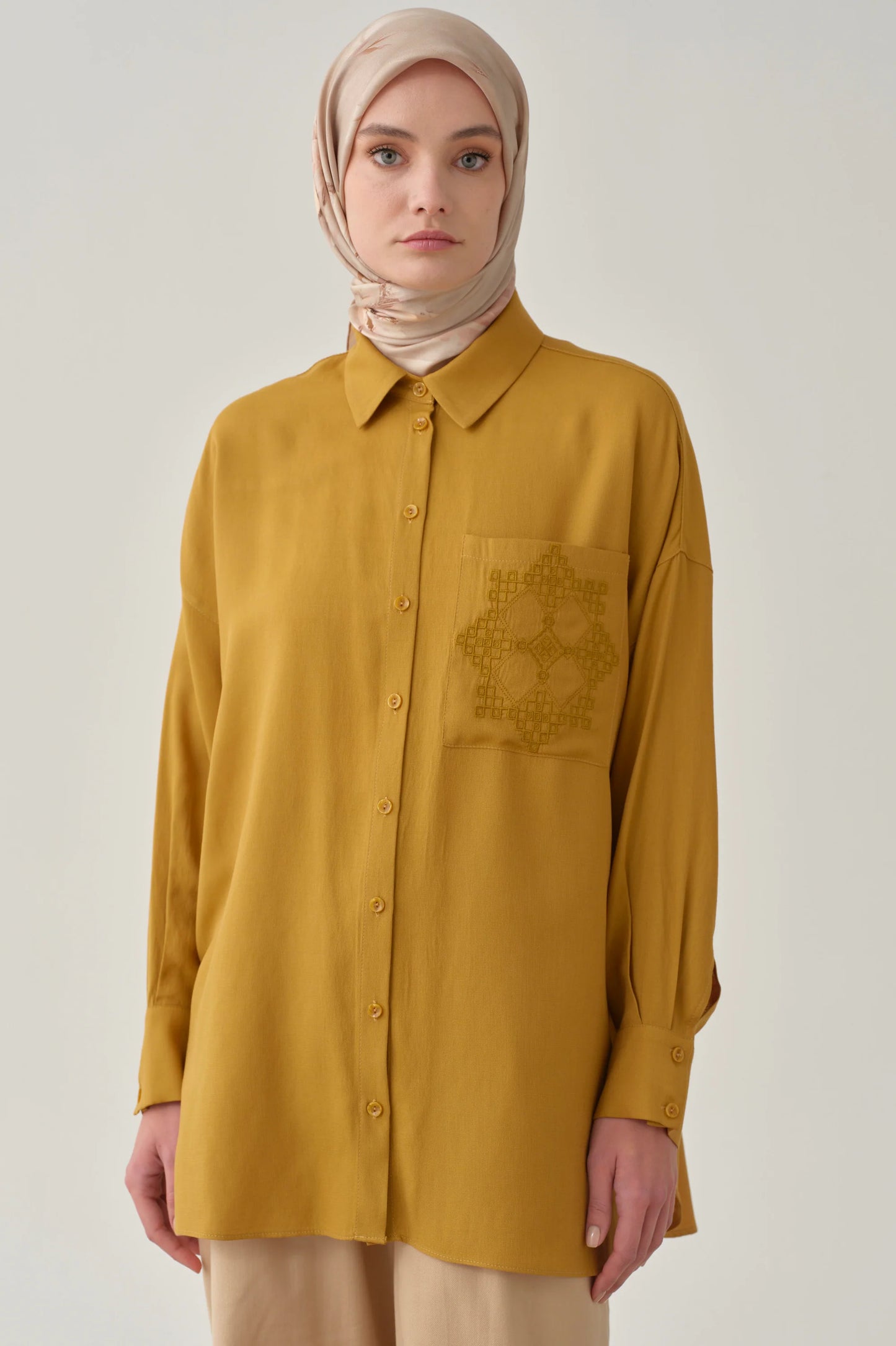 Chemise avec à poches brodées
