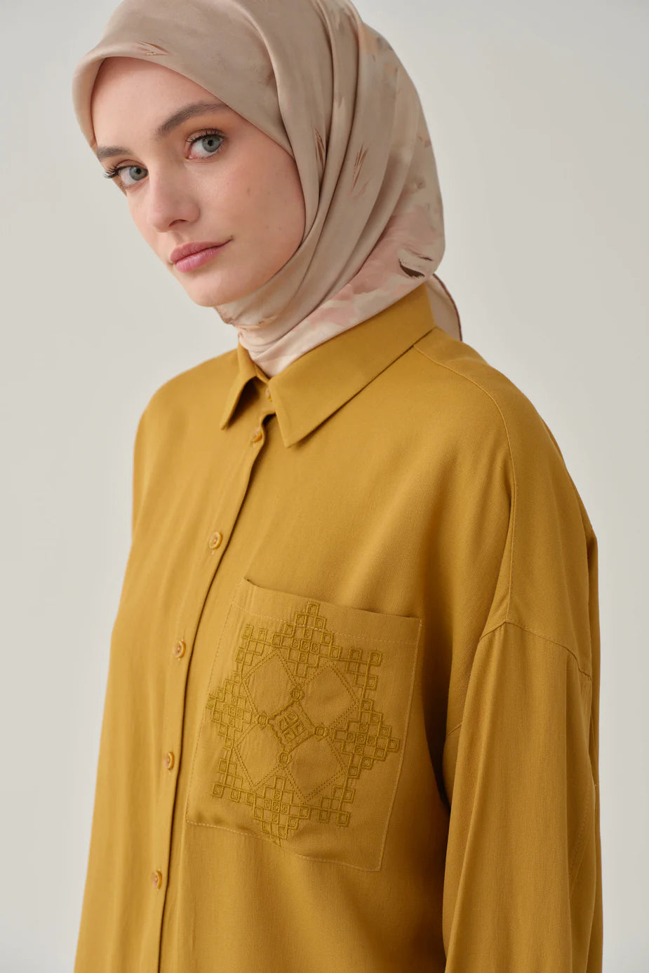 Chemise avec à poches brodées