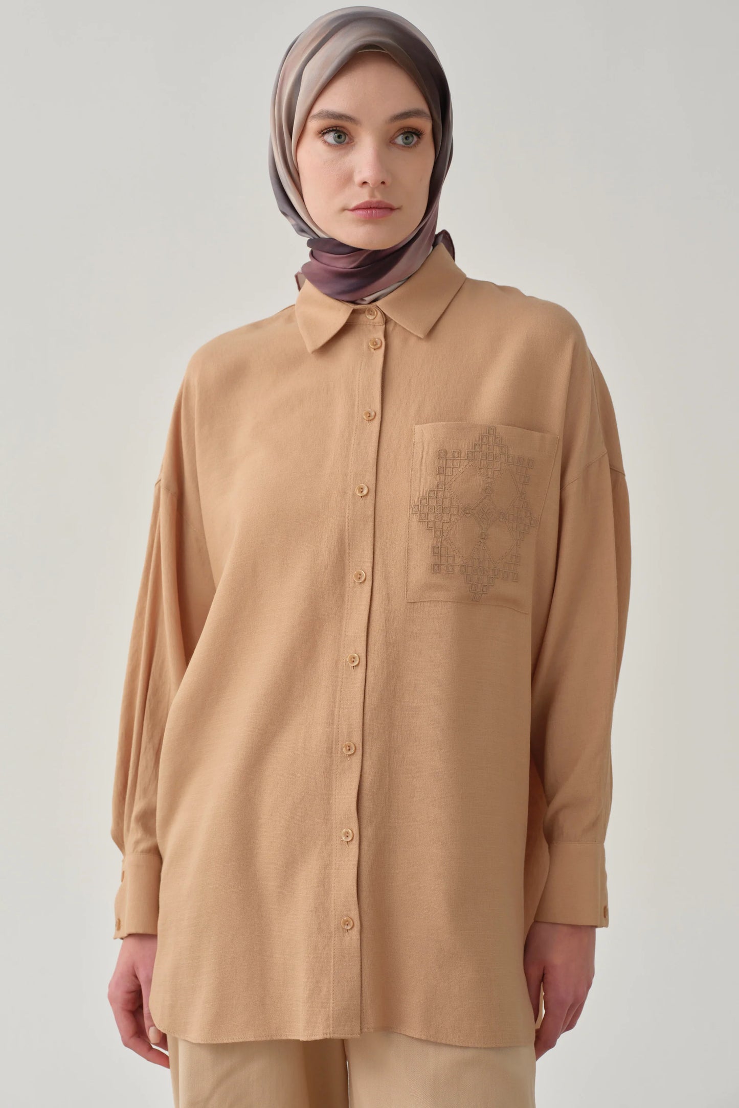 Chemise avec à poches brodées