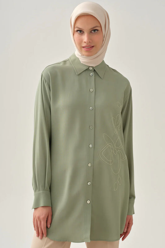 Chemise brodée à manches basses