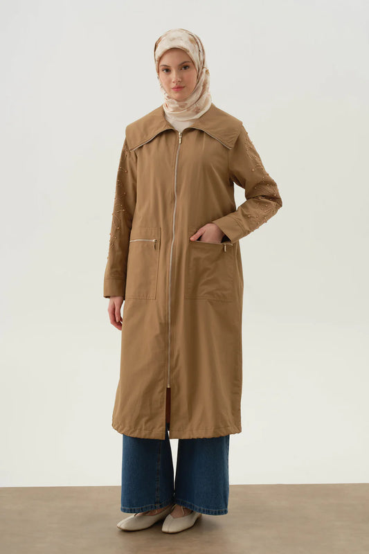 Trench-coat à manches brodées et ornées de perles