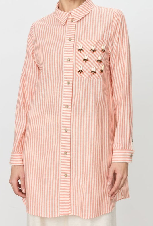 Chemise à rayures et coquillages
