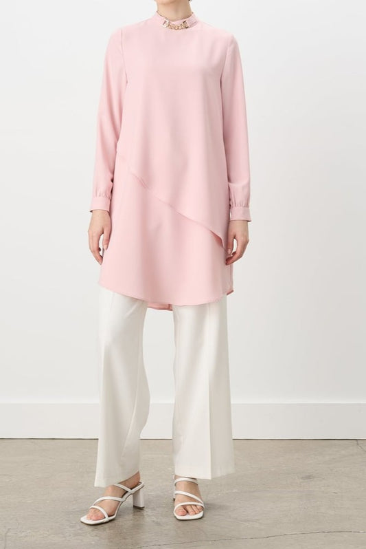 Tunique avec volants et accessoire a colle