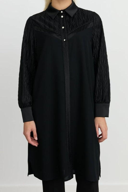 Tunique en satin noir avec boutons