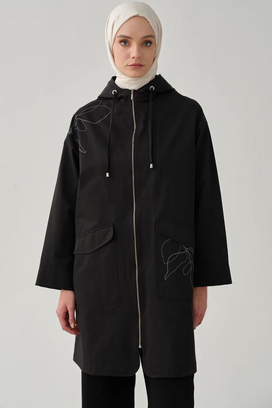 Trench imperméable à motifs de feuilles