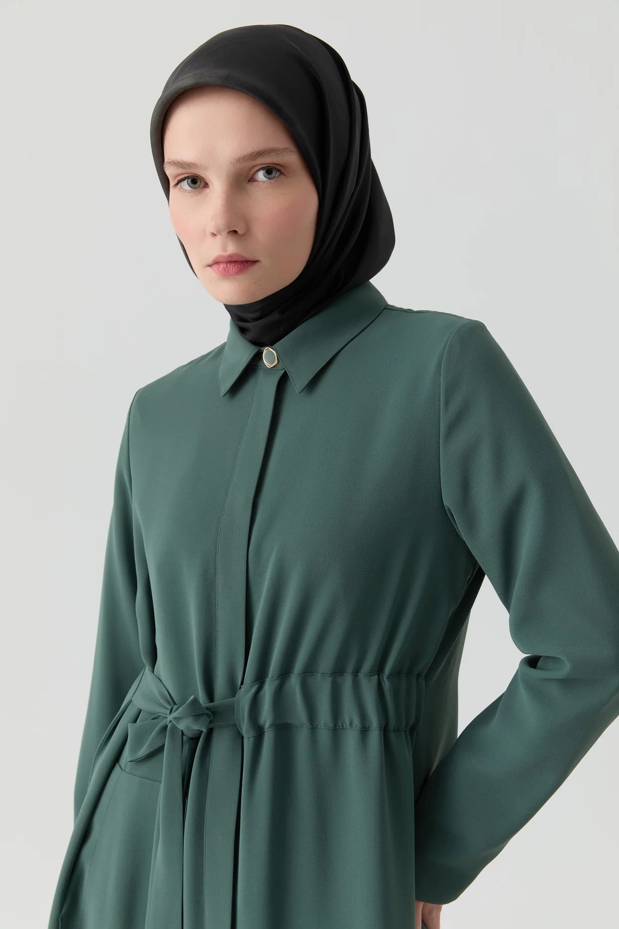Abaya nouée à la taille
