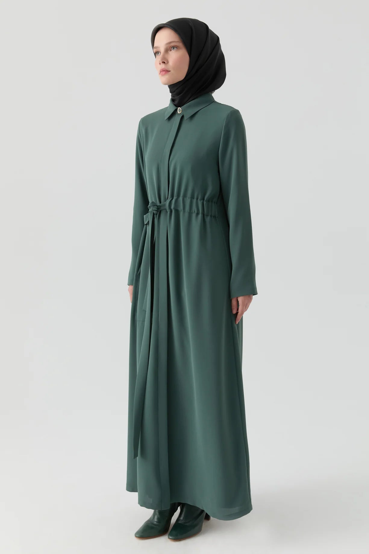 Abaya nouée à la taille