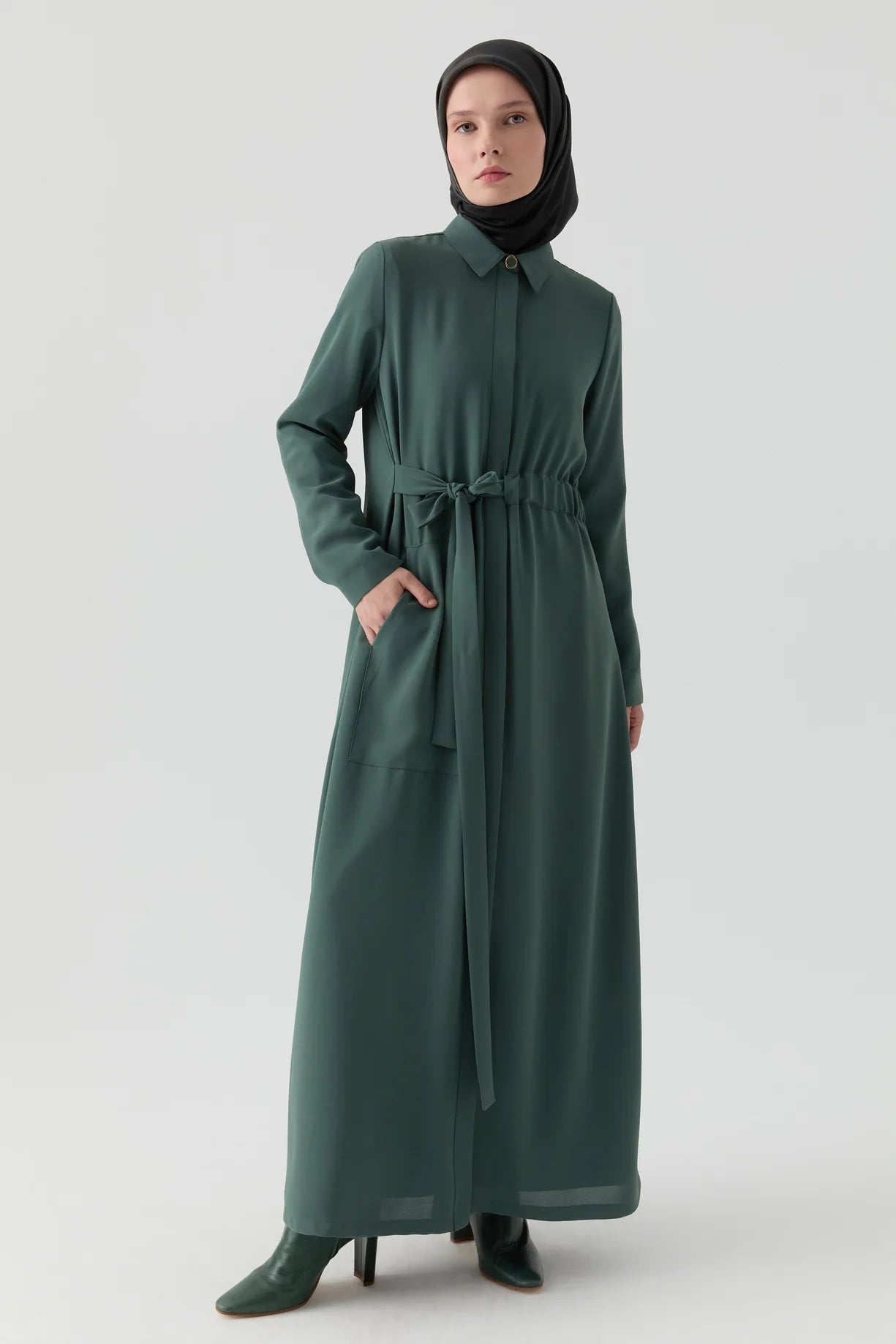Abaya nouée à la taille