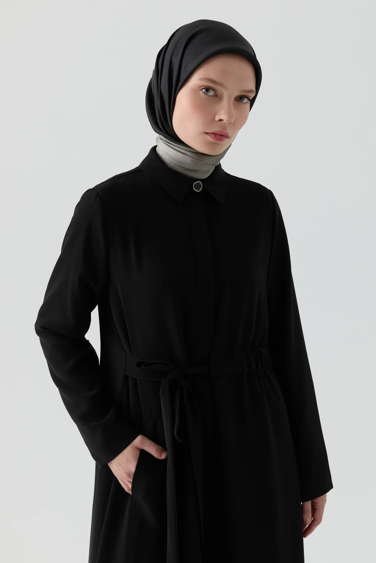 Abaya nouée à la taille