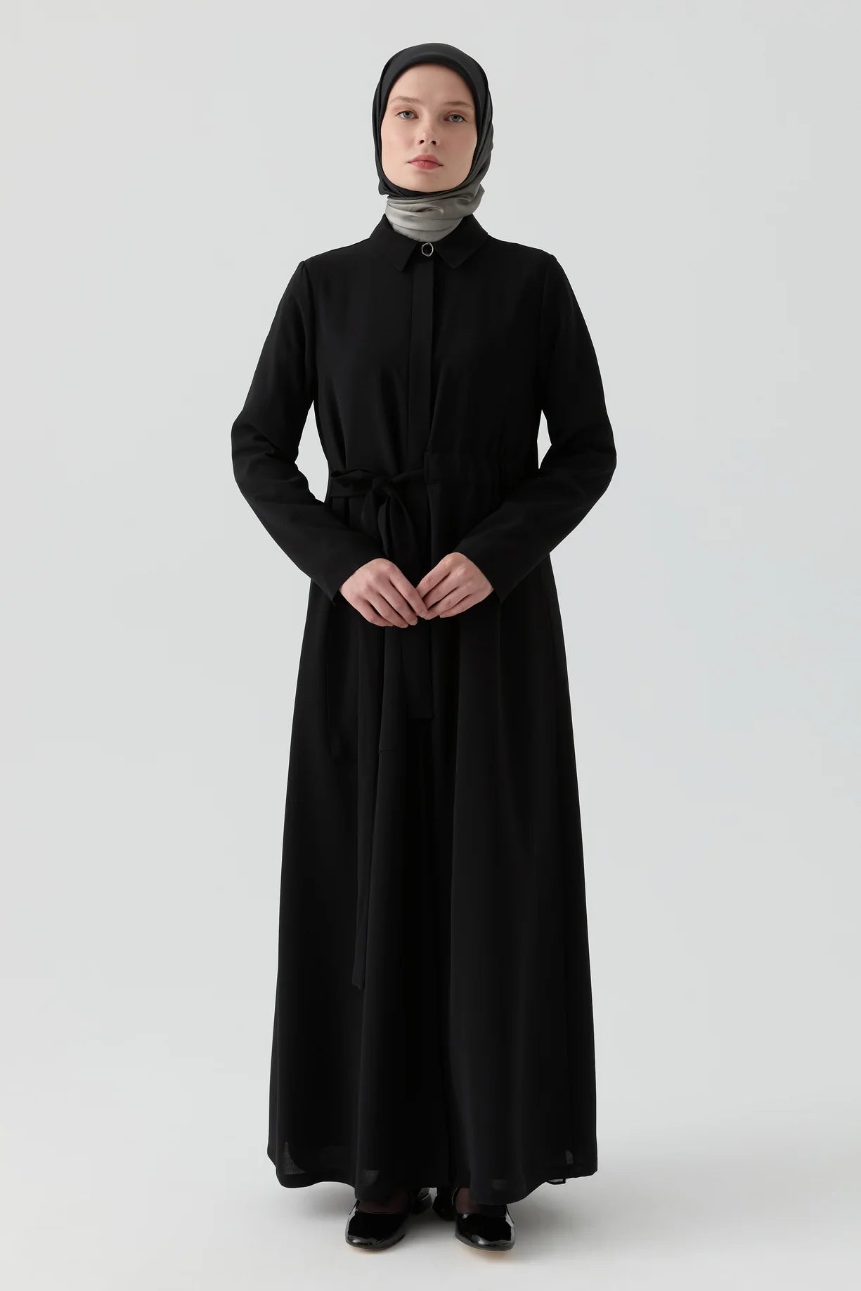 Abaya nouée à la taille