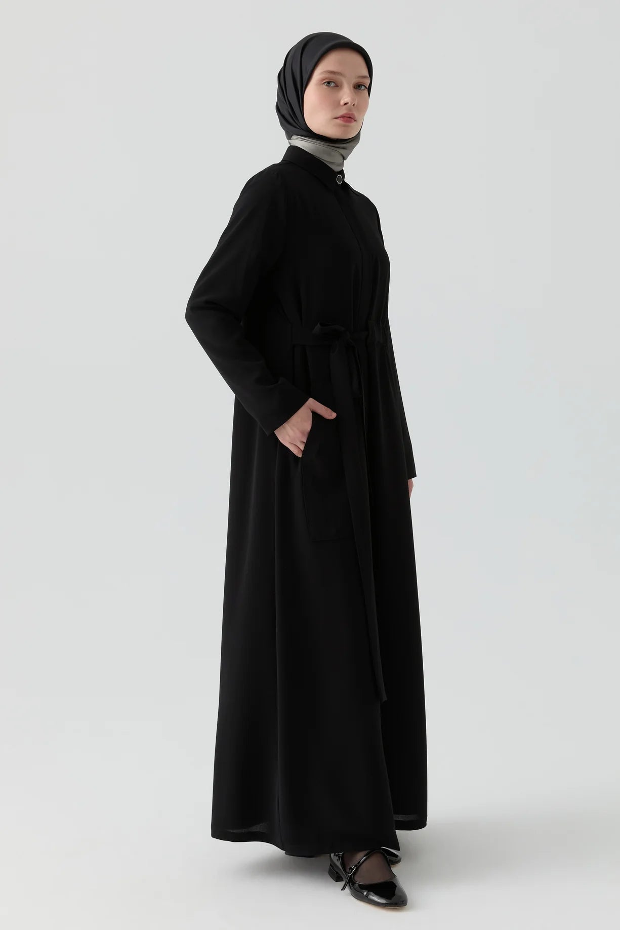 Abaya nouée à la taille