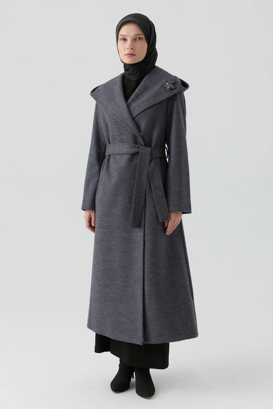 Manteau à capuche avec une broche