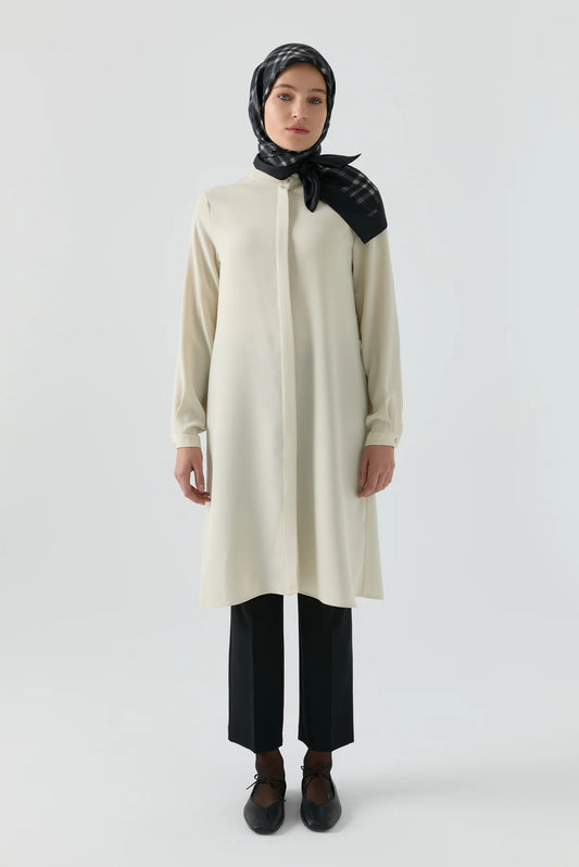 Tunique avec patte de boutonnage cachée