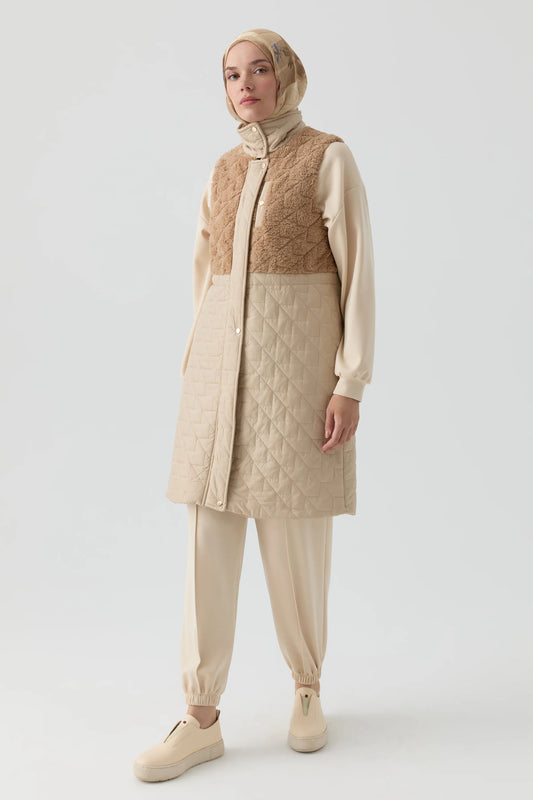 Gilet matelassé avec des détails en peluche