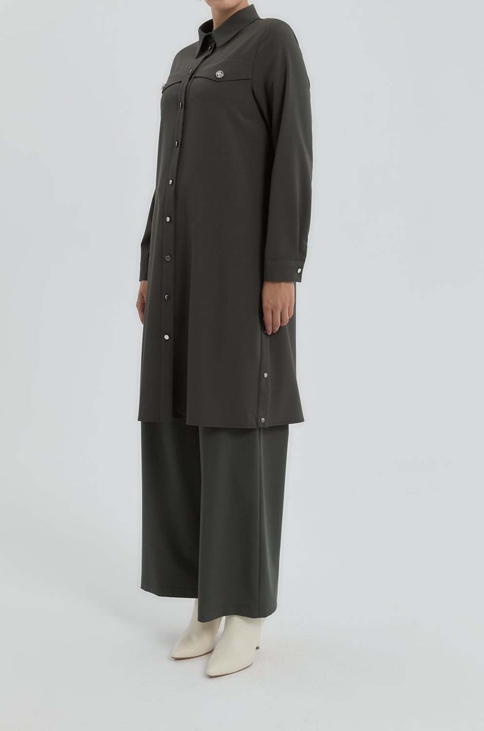 Tunique avec détaillée accessoires métalliques
