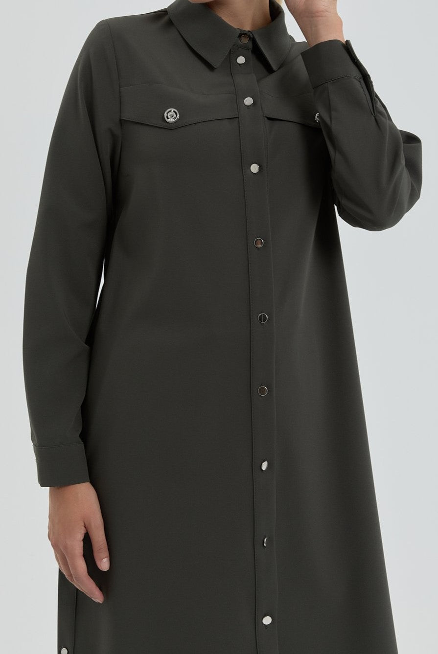 Tunique avec détaillée accessoires métalliques
