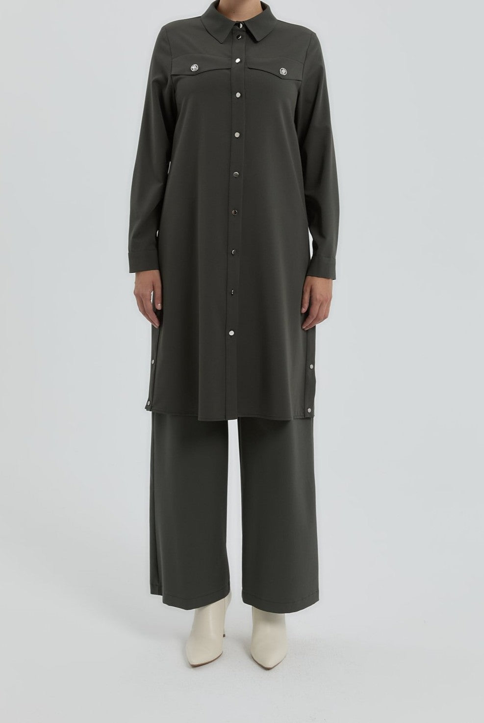 Tunique avec détaillée accessoires métalliques