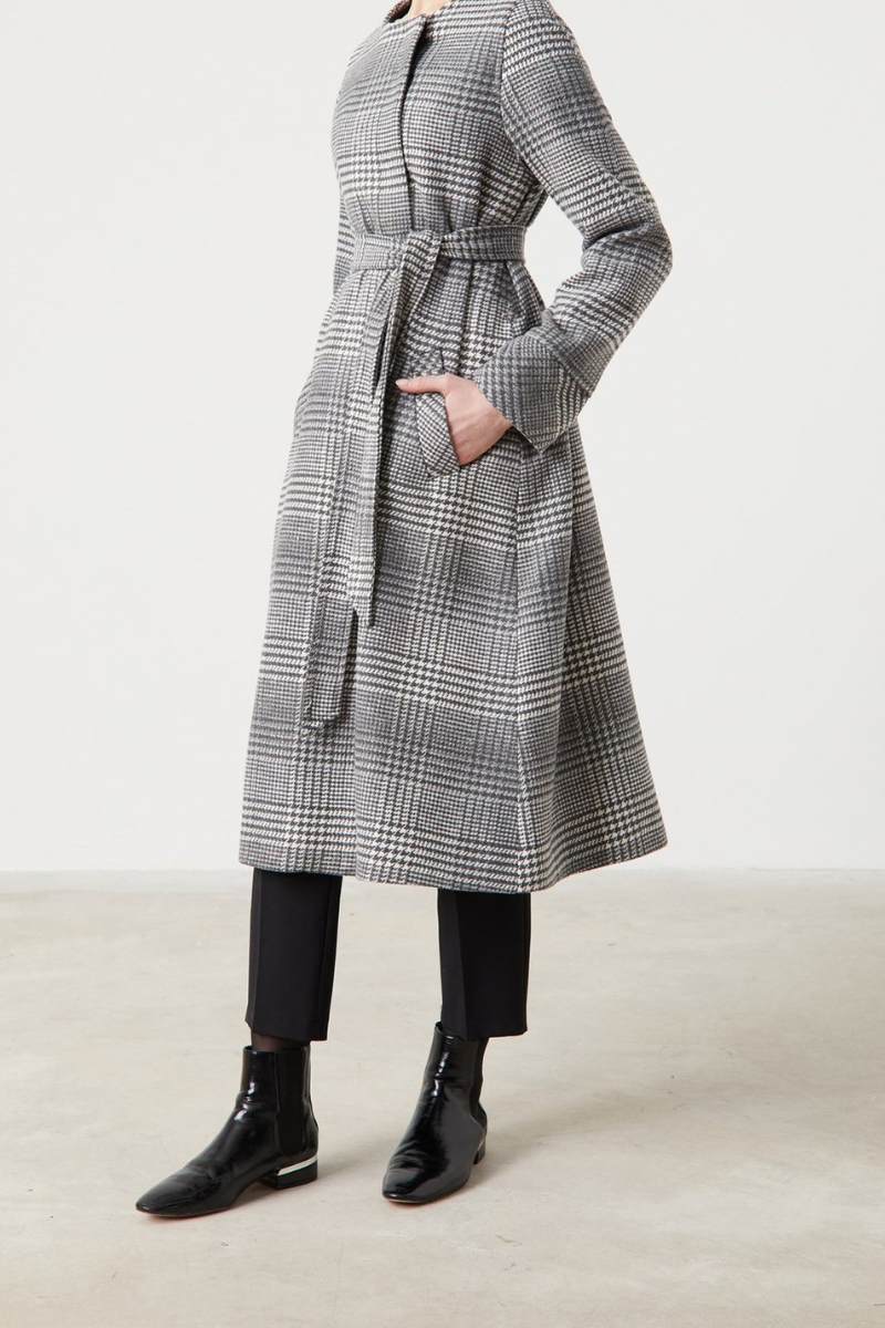 Manteau avec des boutons cachets à carreaux