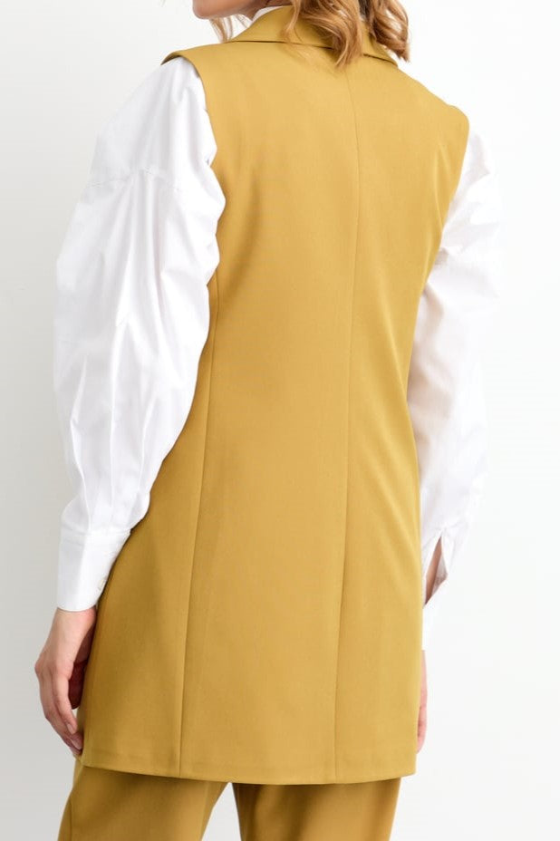 Veste sans manches avec des boutons en doré