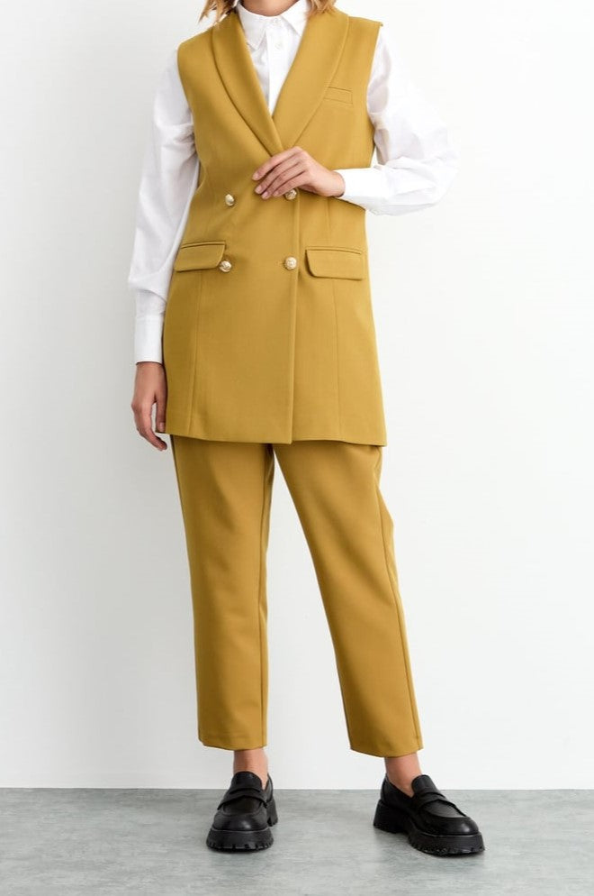 Veste sans manches avec des boutons en doré